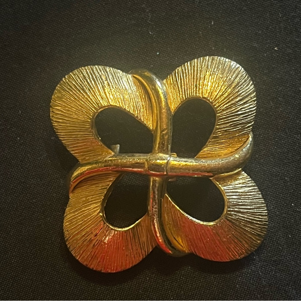 Vintage Gold Tone Open Work Clover Flower Brooch Gerry’s